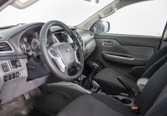 Подержанный автомобиль Mitsubishi L200 2017 года (8 фото)