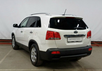 Подержанный автомобиль Kia Sorento 2011 года (7 фото)