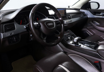 Подержанный автомобиль Audi A8 2016 года (17 фото)