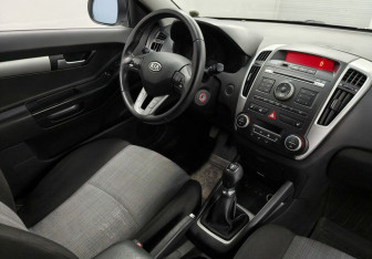 Подержанный автомобиль Kia Ceed Hatchback 2011 года (10 фото)