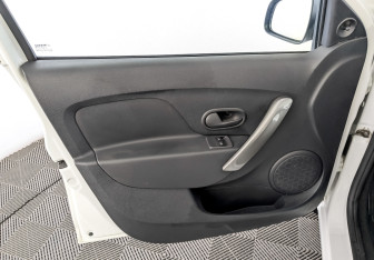 Подержанный автомобиль Renault Sandero 2021 года (19 фото)