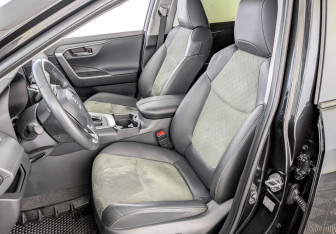 Подержанный автомобиль Toyota RAV4 2025 года (21 фото)