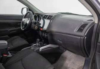 Подержанный автомобиль Mitsubishi ASX 2010 года (9 фото)