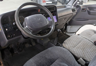 Подержанный автомобиль Toyota HiAce 2002 года (14 фото)