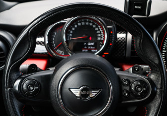 Подержанный автомобиль MINI Hatch 2016 года (27 фото)