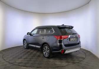 Подержанный автомобиль Mitsubishi Outlander 2020 года (7 фото)