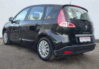 Подержанный автомобиль Renault Scenic 2010 года (7 фото)