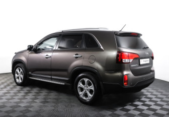 Подержанный автомобиль Kia Sorento 2016 года (7 фото)