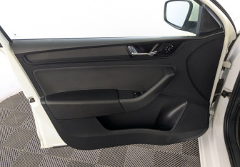 Подержанный автомобиль Skoda Rapid Liftback 2019 года (19 фото)