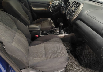 Подержанный автомобиль Toyota RAV4 2005 года (9 фото)