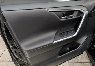 Подержанный автомобиль Toyota RAV4 2025 года (19 фото)