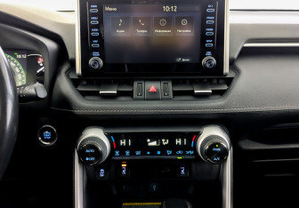 Подержанный автомобиль Toyota RAV4 2022 года (15 фото)