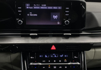 Подержанный автомобиль Kia Carnival 2021 года (13 фото)