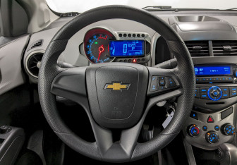 Подержанный автомобиль Chevrolet Aveo Sedan 2015 года (24 фото)