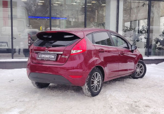 Подержанный автомобиль Ford Fiesta Hatchback 2011 года (8 фото)