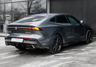 Подержанный автомобиль Changan UNI-V 2023 года (5 фото)