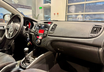 Подержанный автомобиль Kia Cerato Coupe 2010 года (13 фото)