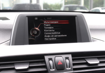 Подержанный автомобиль BMW X1 2015 года (22 фото)