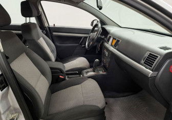Подержанный автомобиль Opel Vectra Sedan 2004 года (9 фото)