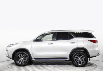 Подержанный автомобиль Toyota Fortuner 2017 года (8 фото)