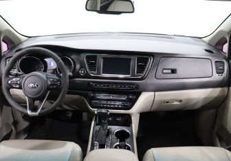 Подержанный автомобиль Kia Carnival 2018 года (12 фото)