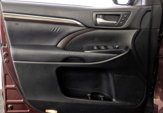 Подержанный автомобиль Toyota Highlander 2014 года (19 фото)