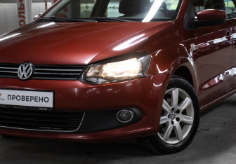 Подержанный автомобиль Volkswagen Polo Sedan 2013 года (21 фото)