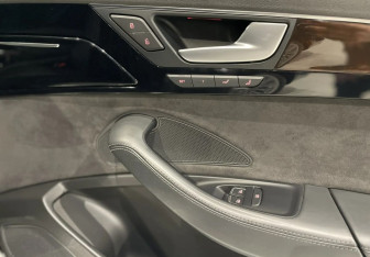 Подержанный автомобиль Audi A8 2015 года (20 фото)