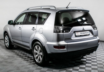 Подержанный автомобиль Mitsubishi Outlander 2010 года (7 фото)