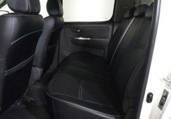 Подержанный автомобиль Toyota Hilux 2013 года (12 фото)