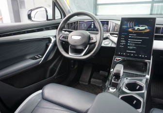 Подержанный автомобиль Geely Atlas 2024 года (13 фото)