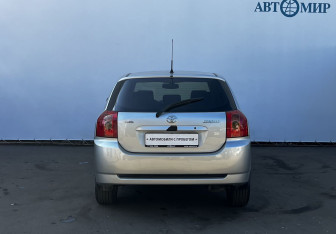 Подержанный автомобиль Toyota Corolla Hatchback 2004 года (6 фото)