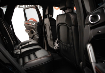 Подержанный автомобиль Porsche Cayenne 2015 года (30 фото)