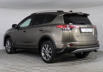 Подержанный автомобиль Toyota RAV4 2018 года (8 фото)