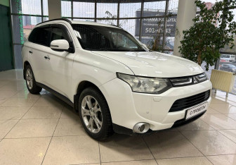 Подержанный автомобиль Mitsubishi Outlander 2013 года (3 фото)