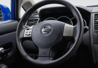 Подержанный автомобиль Nissan Tiida Hatchback 2008 года (15 фото)