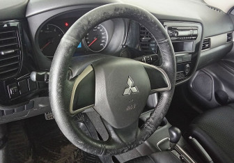 Подержанный автомобиль Mitsubishi Outlander 2014 года (12 фото)