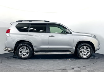 Подержанный автомобиль Toyota Land Cruiser Prado 2012 года (4 фото)