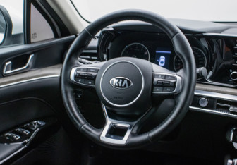 Подержанный автомобиль Kia K5 2021 года (15 фото)