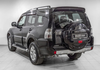 Подержанный автомобиль Mitsubishi Pajero 2011 года (7 фото)