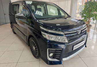 Подержанный автомобиль Toyota Voxy Minivan 2015 года (3 фото)