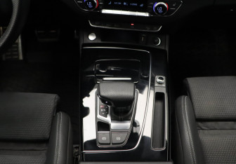 Подержанный автомобиль Audi Q5 2021 года (10 фото)