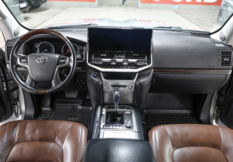 Подержанный автомобиль Toyota Land Cruiser Suv 2017 года (13 фото)