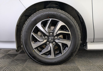 Подержанный автомобиль Honda Stepwgn 2018 года (15 фото)