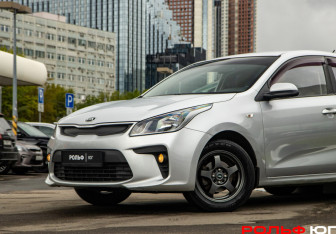 Подержанный автомобиль Kia Rio Sedan 2017 года (16 фото)