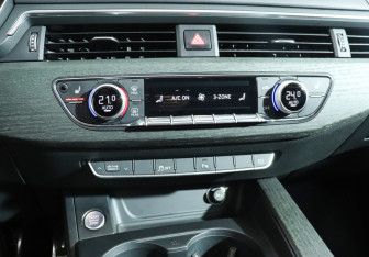 Подержанный автомобиль Audi A4 Sedan 2019 года (18 фото)
