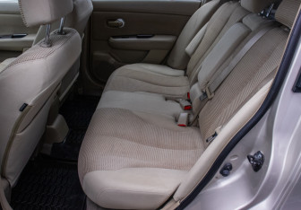 Подержанный автомобиль Nissan Tiida Hatchback 2012 года (10 фото)