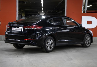 Подержанный автомобиль Hyundai Elantra Sedan 2018 года (5 фото)