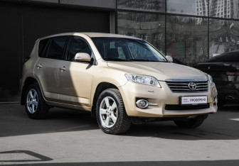 Подержанный автомобиль Toyota RAV4 2010 года (3 фото)