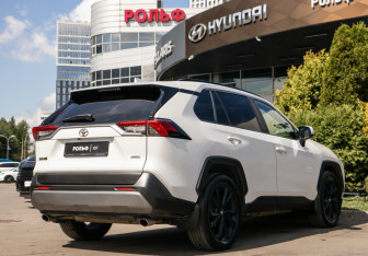 Подержанный автомобиль Toyota RAV4 2021 года (4 фото)